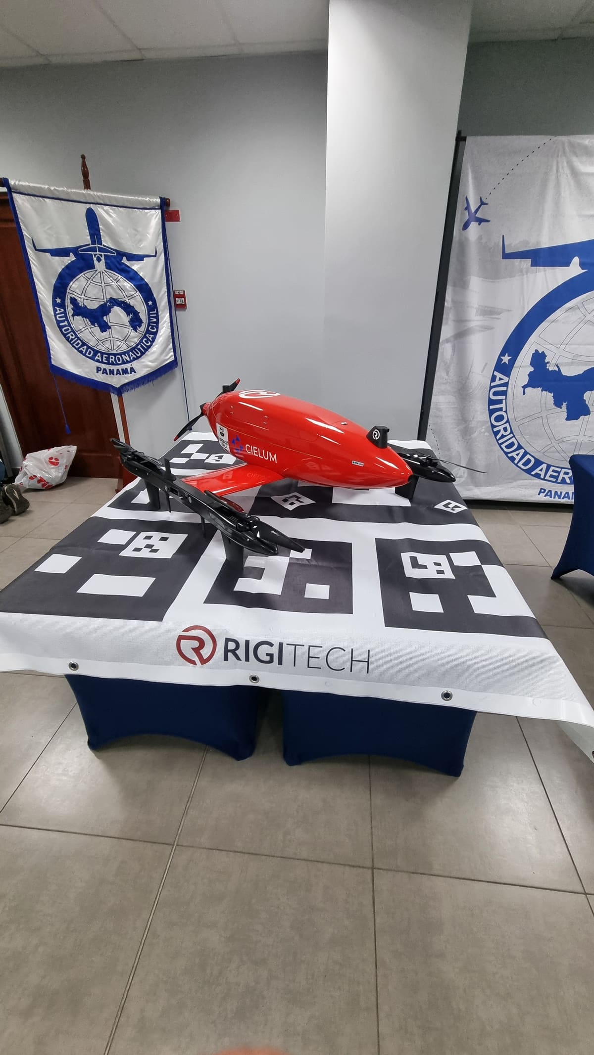 Aeronave de CIELUM presentada frente a los estandartes de la Autoridad Aeronáutica Civil de Panamá