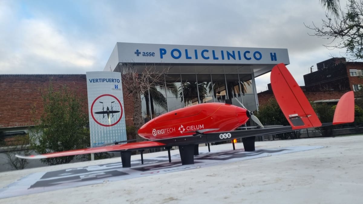 Aeronave de CIELUM en el vertipuerto de un policlínico