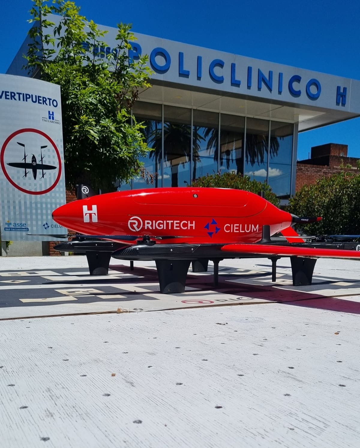 Vertipuerto frente a un policlínico con la aeronave en la plataforma