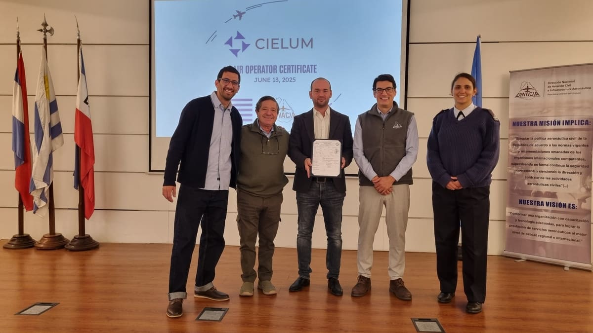 Equipo de CIELUM junto a autoridades de DINACIA en la entrega de un certificado de operador aéreo