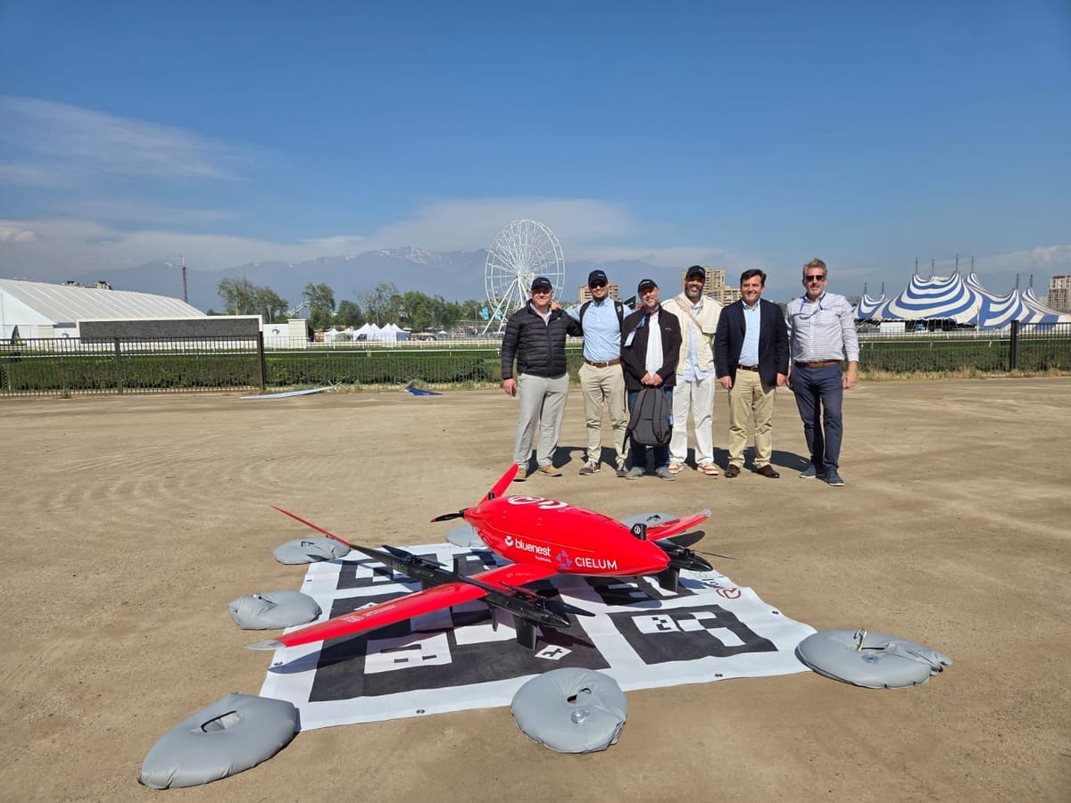 Equipo junto a la aeronave sobre la plataforma de aterrizaje en ExpoDron Chile, en el Club Hípico de Santiago