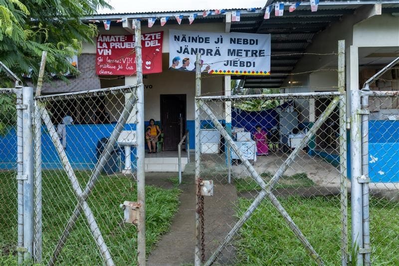 Entrada de un centro de salud en la comarca Ngäbe-Buglé