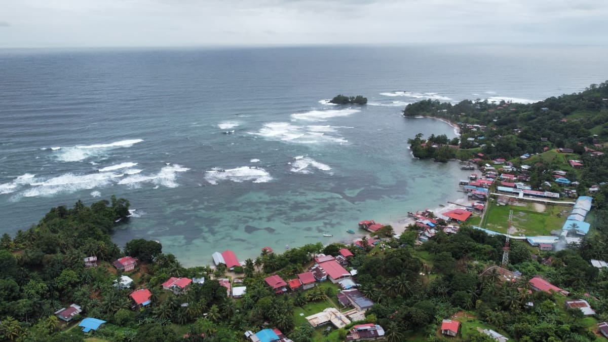 Vista aérea de la costa caribeña en la Comarca Ngäbe-Buglé