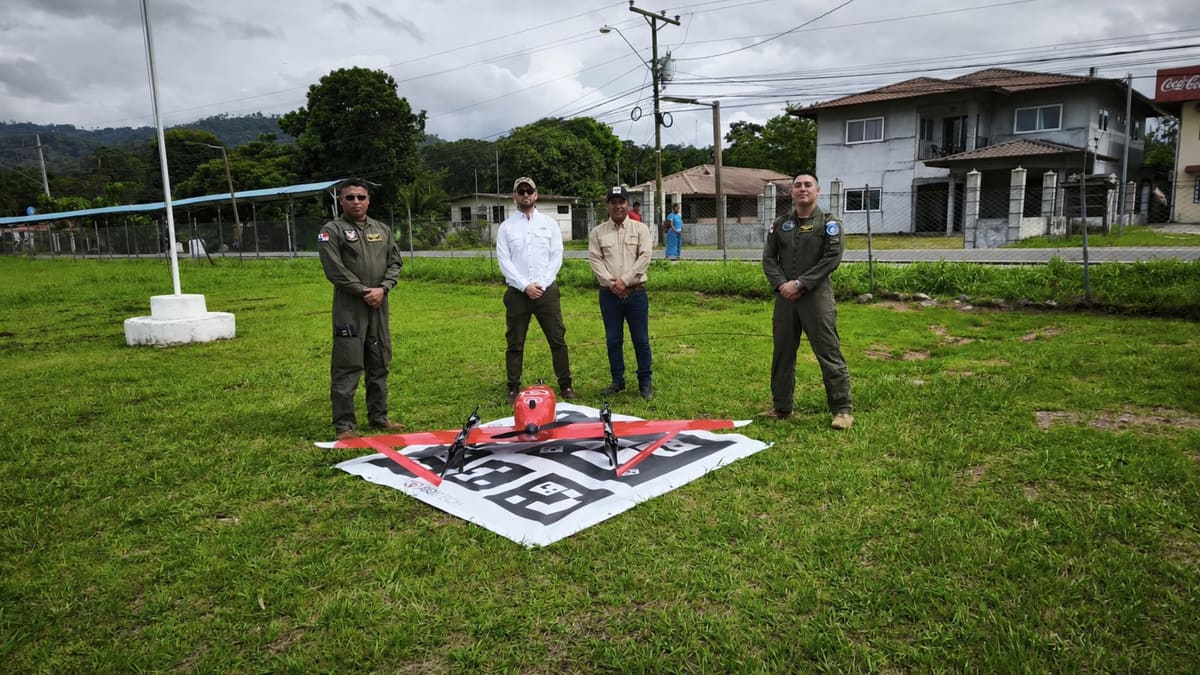 Equipo de CIELUM junto a la aeronave sobre la plataforma de aterrizaje
