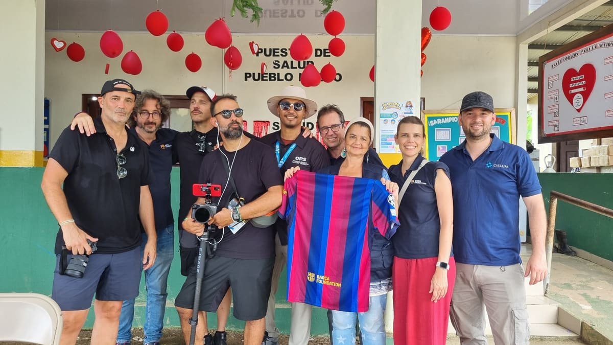 Equipo del proyecto y personal de salud frente al Puesto de Salud de Pueblo Nuevo