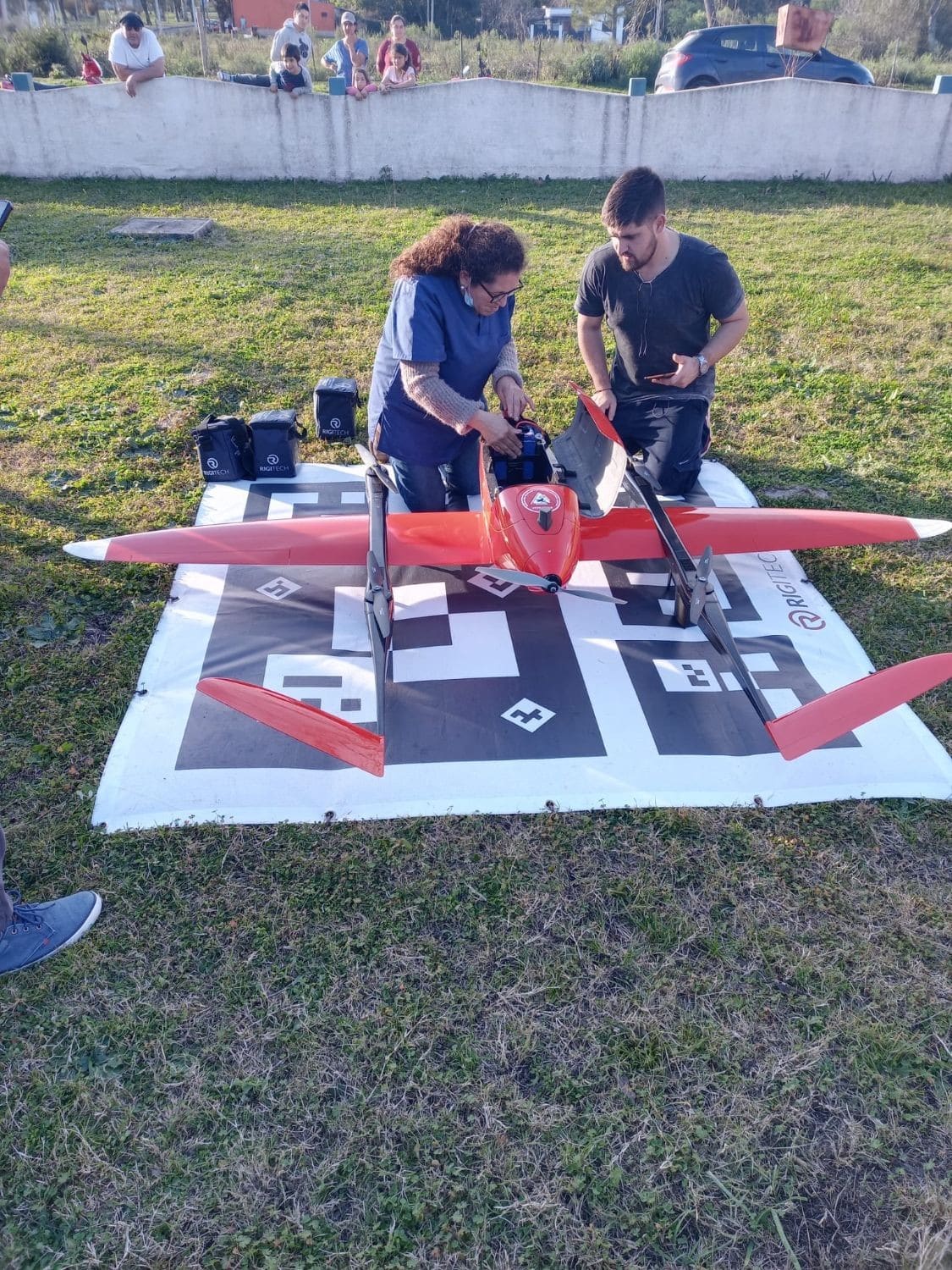 Personal de salud carga los bolsos en la aeronave junto al operador