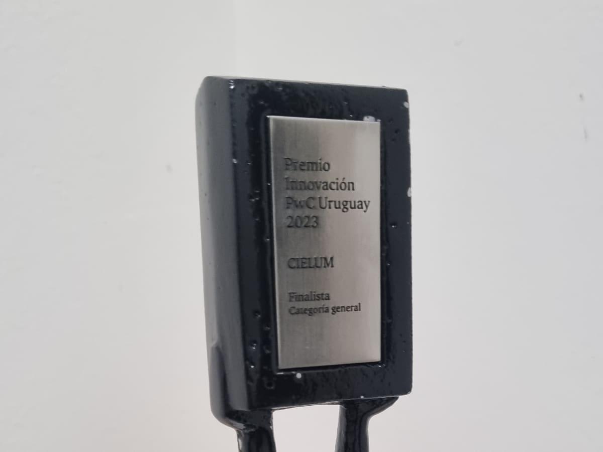 Trofeo del Premio Innovación PwC Uruguay 2023 con la placa «CIELUM, finalista, categoría general»