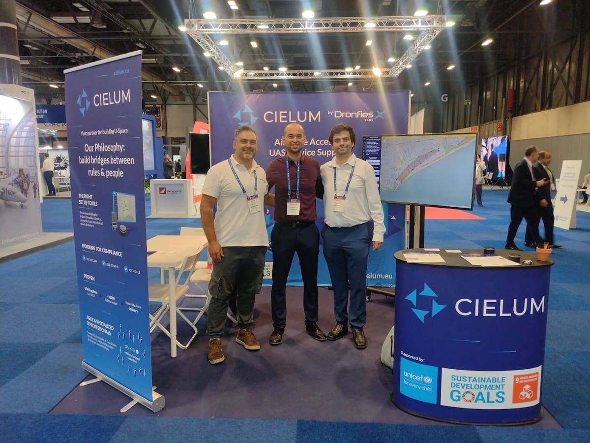 Tres integrantes del equipo en el stand de CIELUM by Dronfies Labs en el World ATM Congress 2022, en Madrid