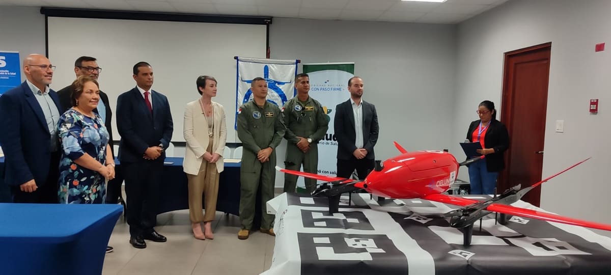 Presentación institucional con autoridades junto a la aeronave