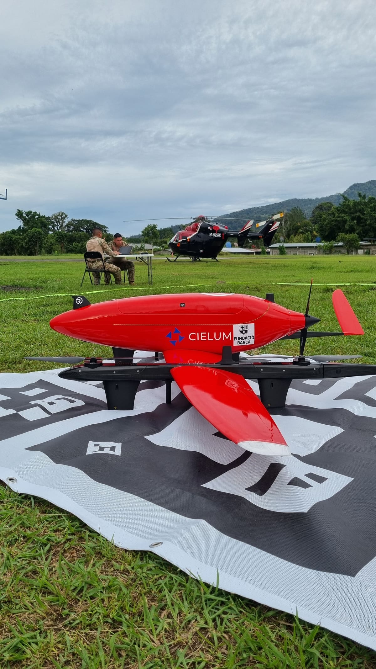 Aeronave sobre su plataforma en la base aeronaval de Rambala, con helicópteros al fondo