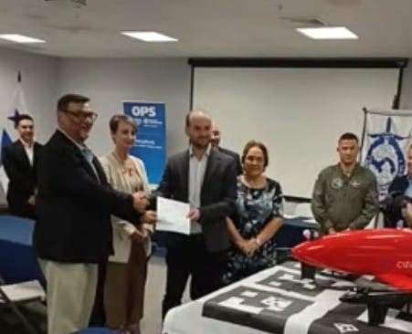 Firma y entrega de documentos con la OPS y autoridades panameñas junto a la aeronave