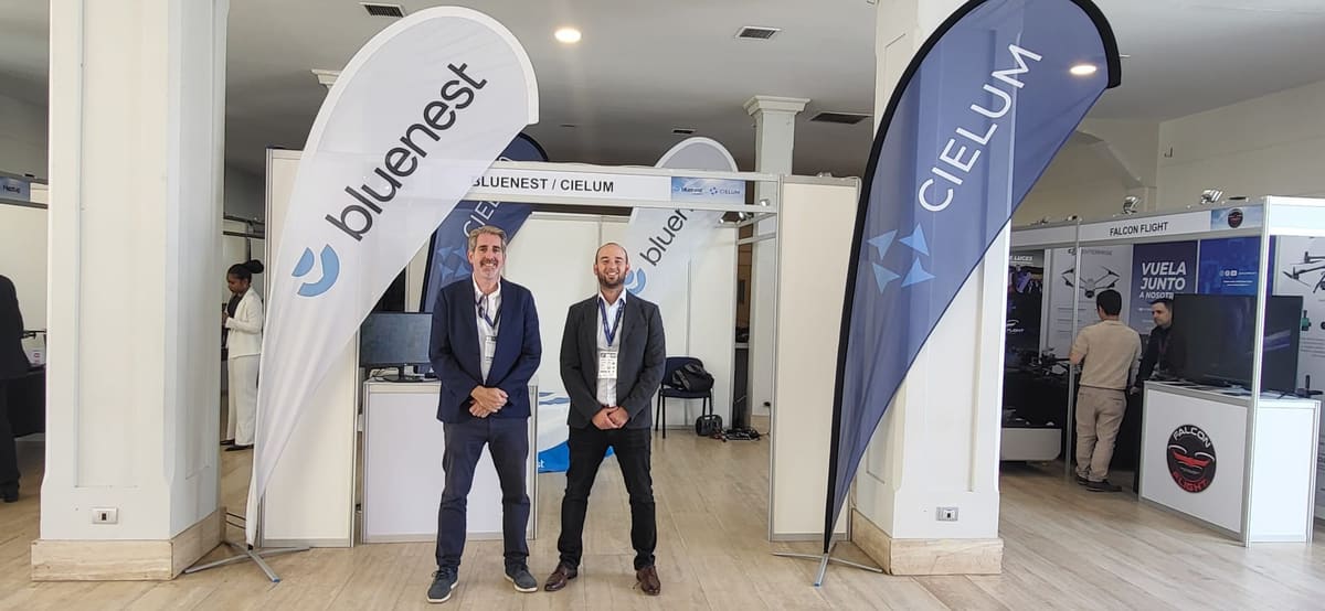 Stand compartido de Bluenest y CIELUM en ExpoDron Chile