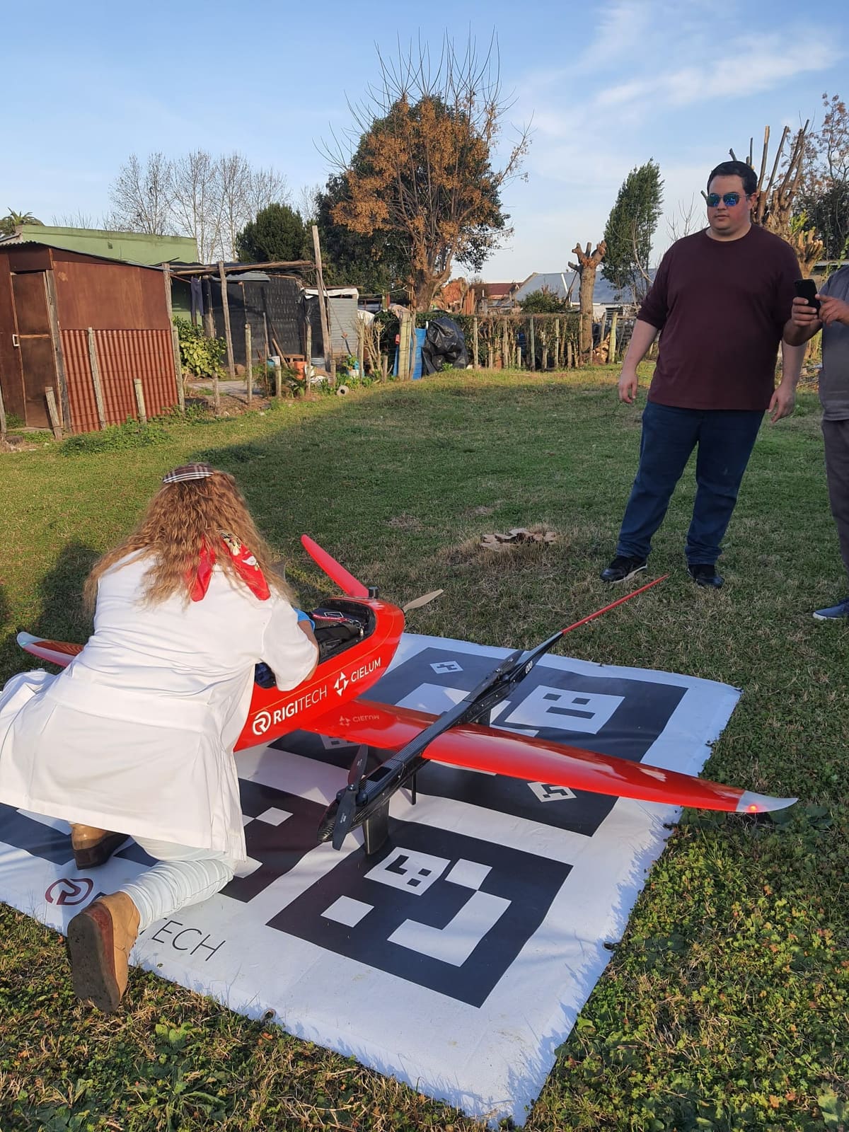 Trabajadora de la salud carga la aeronave sobre su plataforma en Tacuarembó