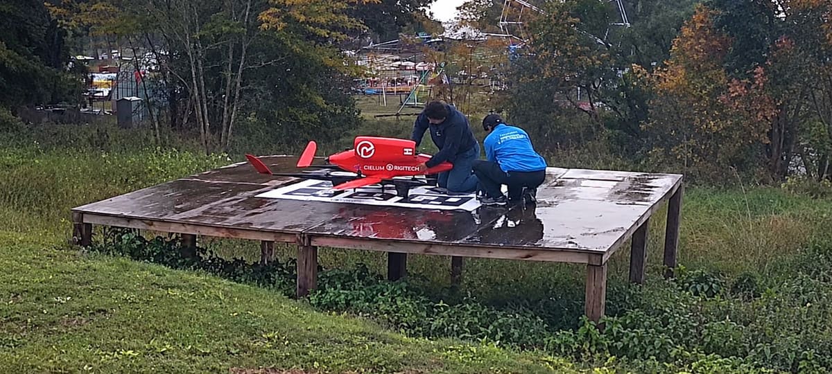 Operadores preparan la aeronave sobre una plataforma