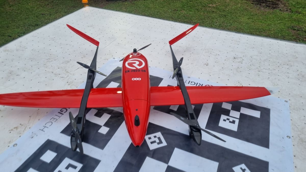 Aeronave sobre la plataforma de aterrizaje
