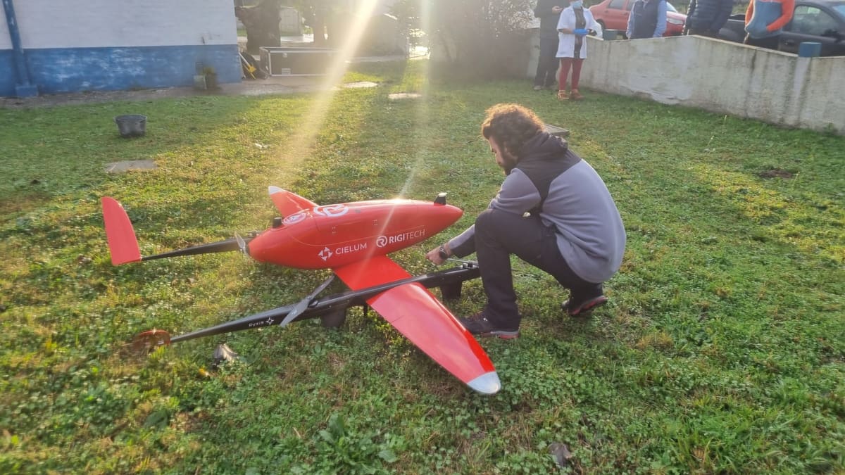 Operador preparando la aeronave antes del vuelo
