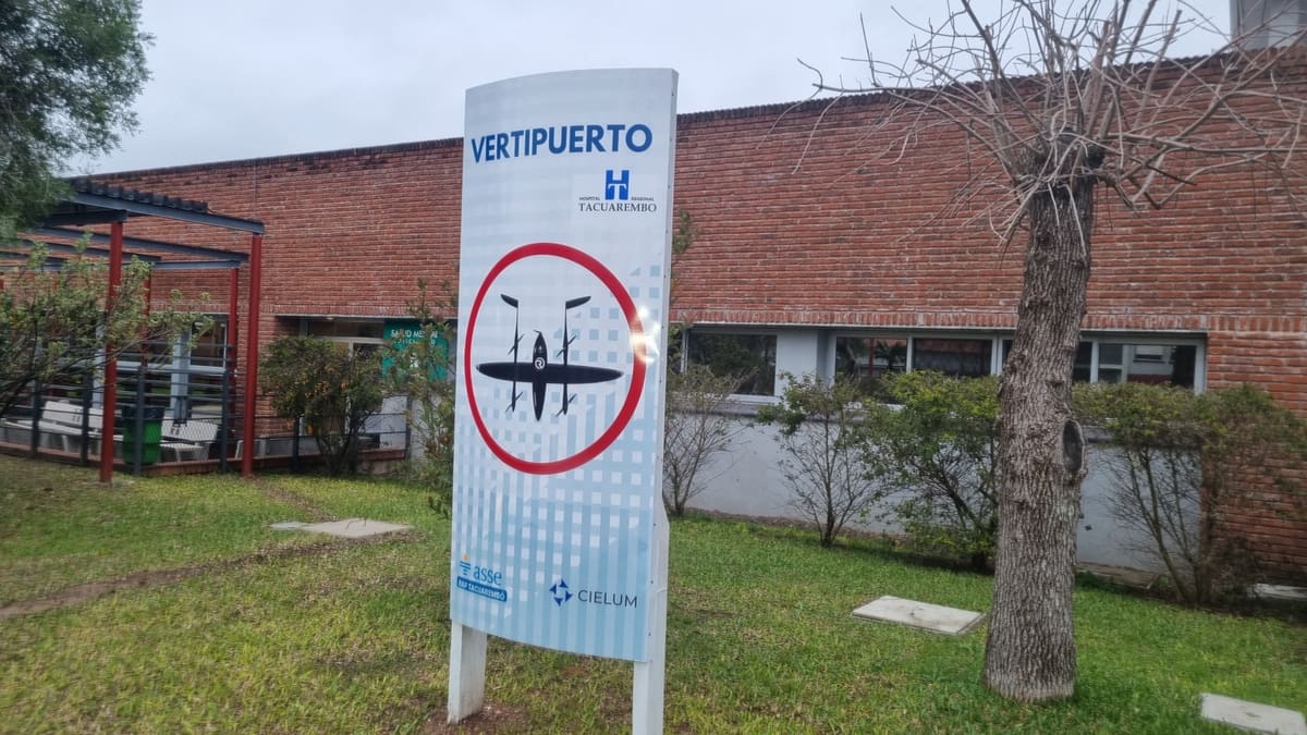 Cartel de vertipuerto junto a un centro de salud