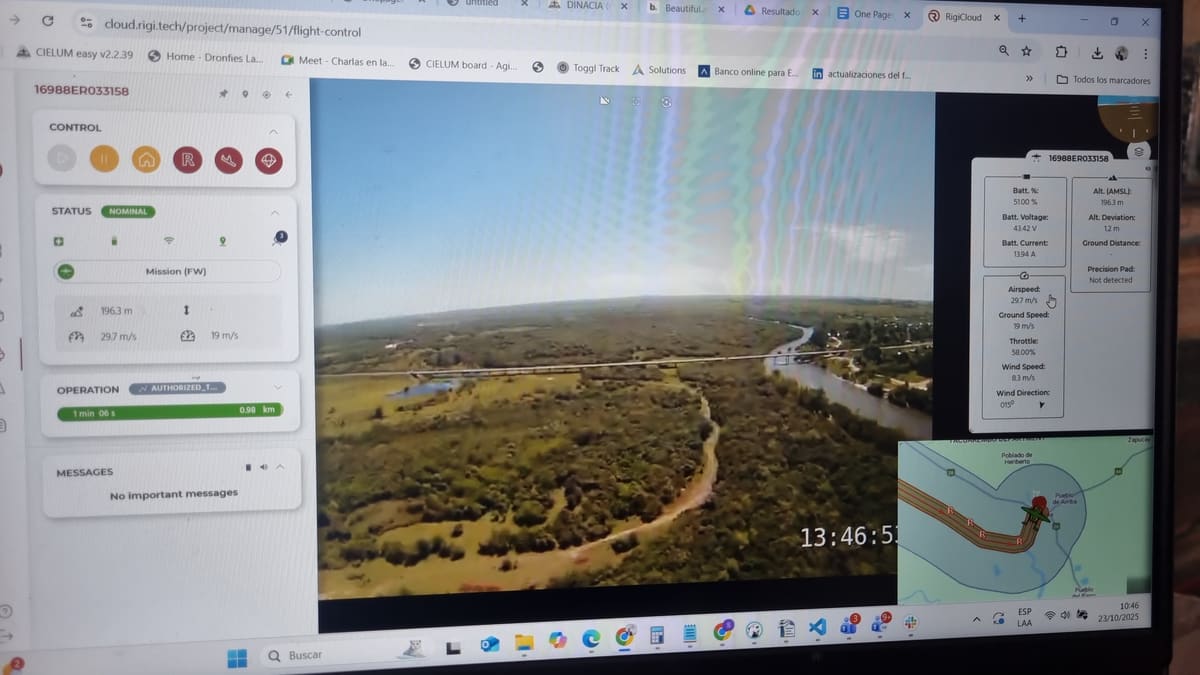 Consola de vuelo con la imagen de la cámara de la aeronave y su posición en la ruta