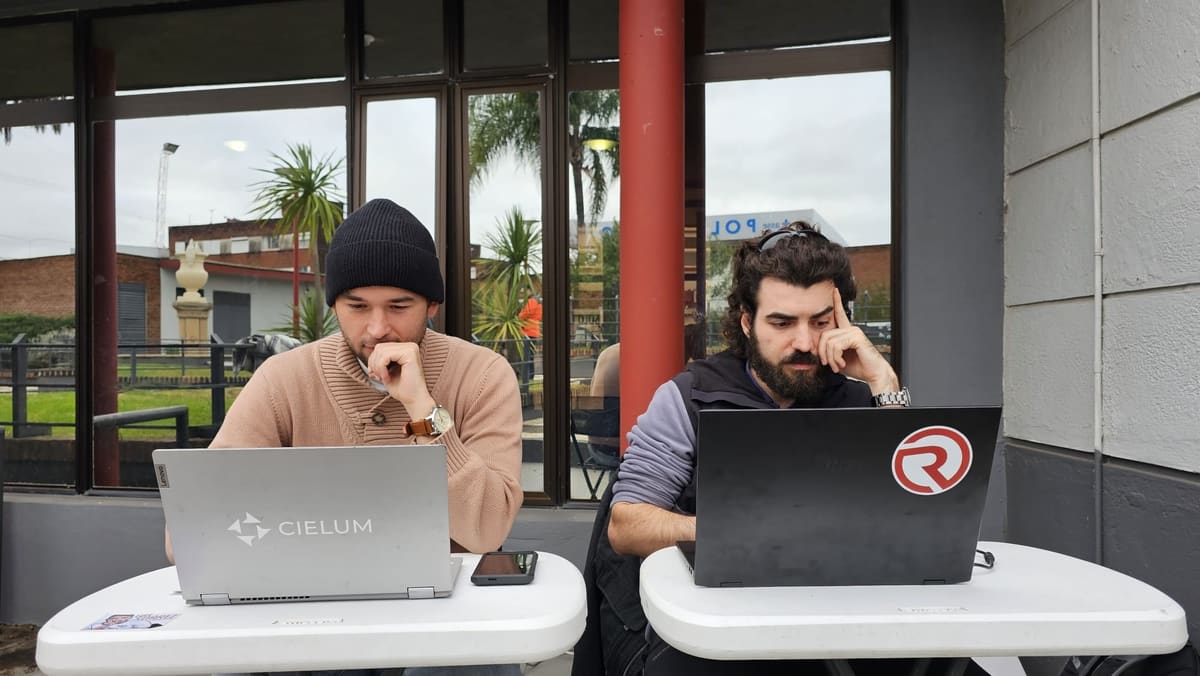 Dos operadores coordinan una operación desde sus computadoras