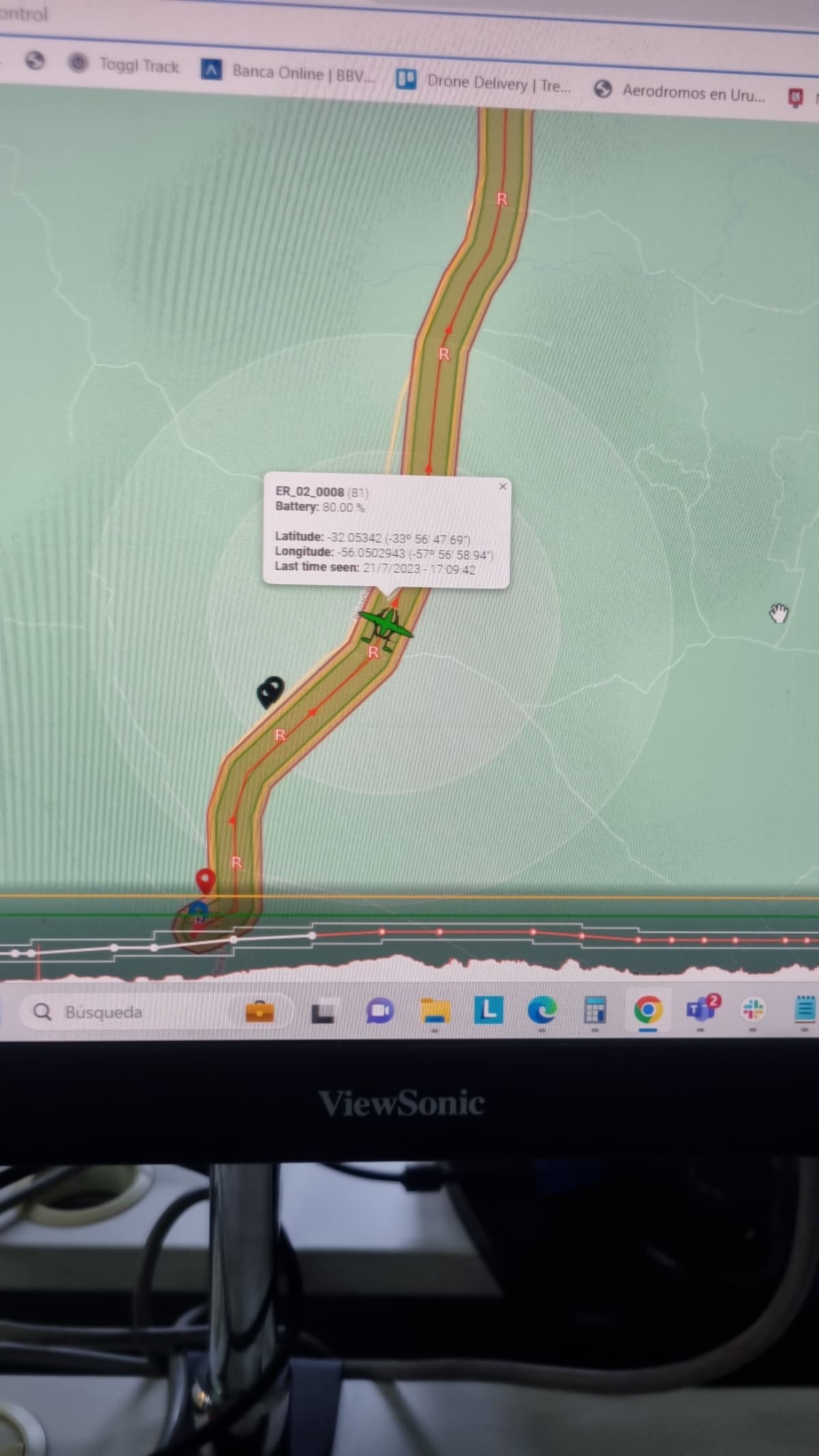 Seguimiento en tiempo real de una aeronave sobre su ruta en la pantalla de operaciones