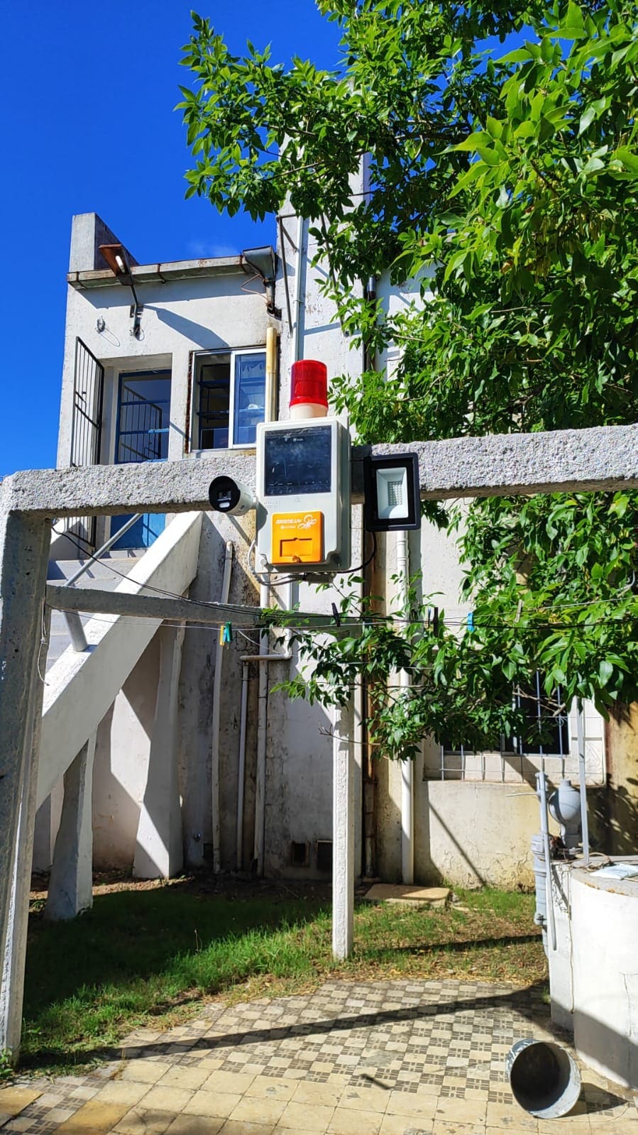 Cámara, baliza luminosa, reflector y equipo del vertipuerto instalados en un centro de salud