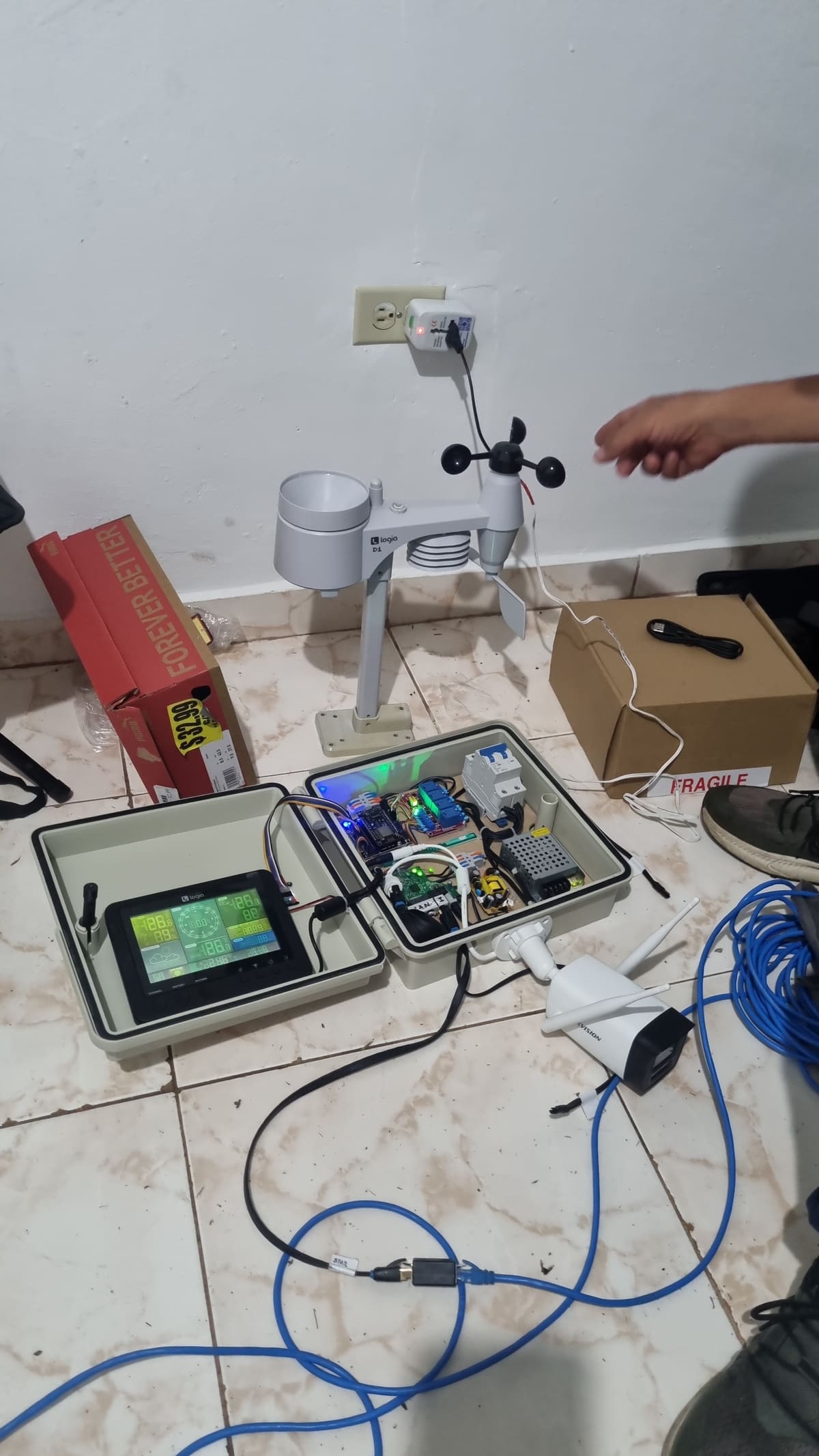 Estación meteorológica y caja de electrónica con pantalla, preparadas para un vertipuerto