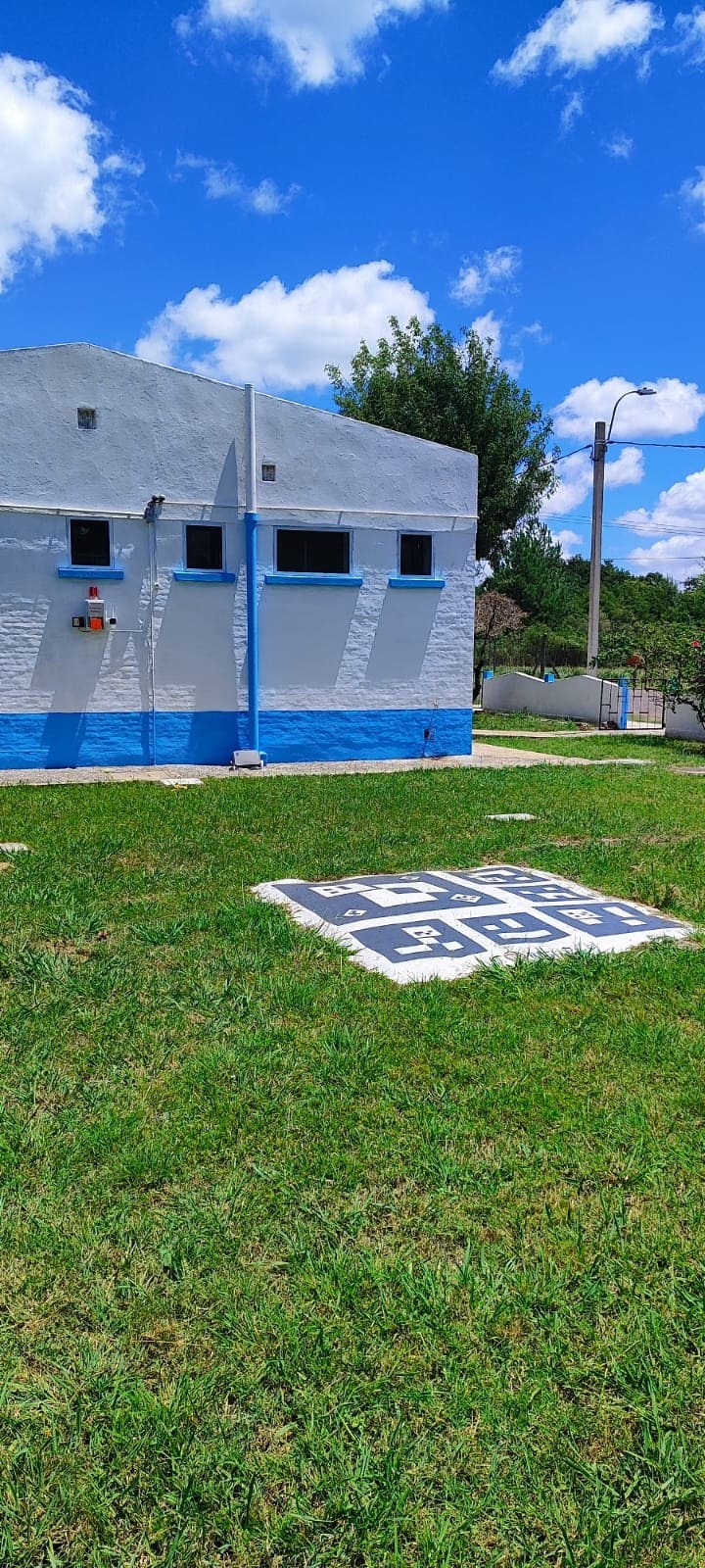 Plataforma de aterrizaje junto a un centro de salud, con la baliza instalada en la pared