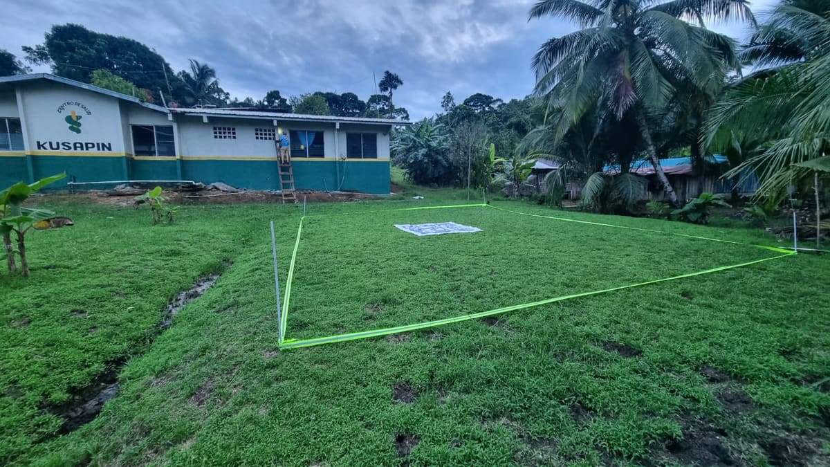 Zona de aterrizaje señalizada junto al centro de salud de Kusapín